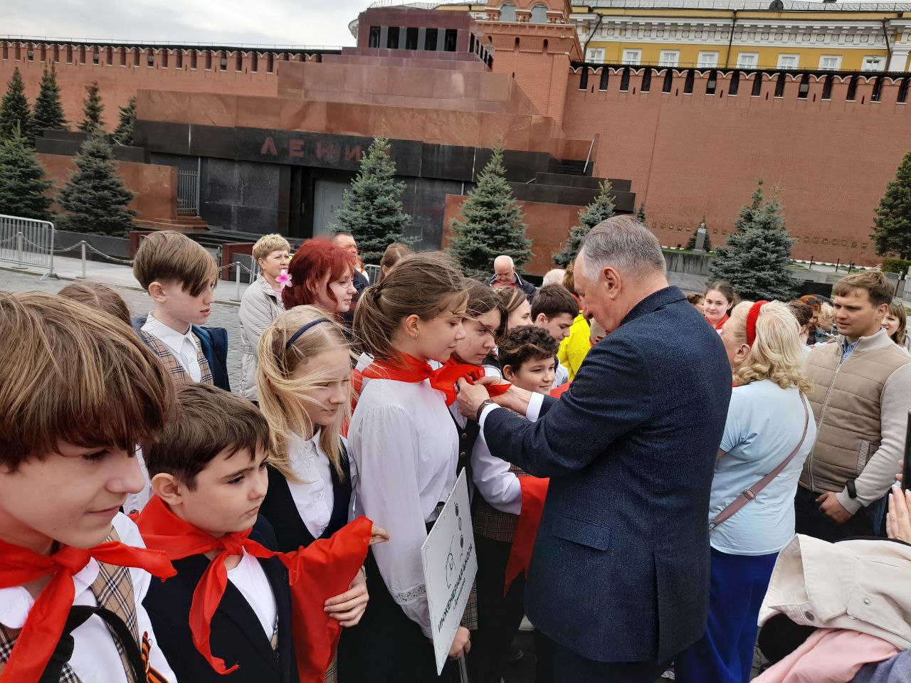 Сразу два класса из Дмитрова вступили в пионеры на Красной площади