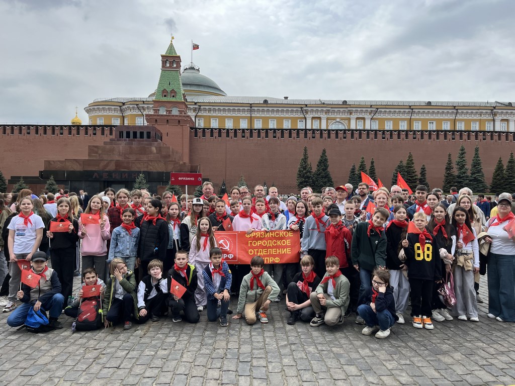 В Москве на Красной площади состоялась торжественная линейка и прием в пионеры (18.05.2025)