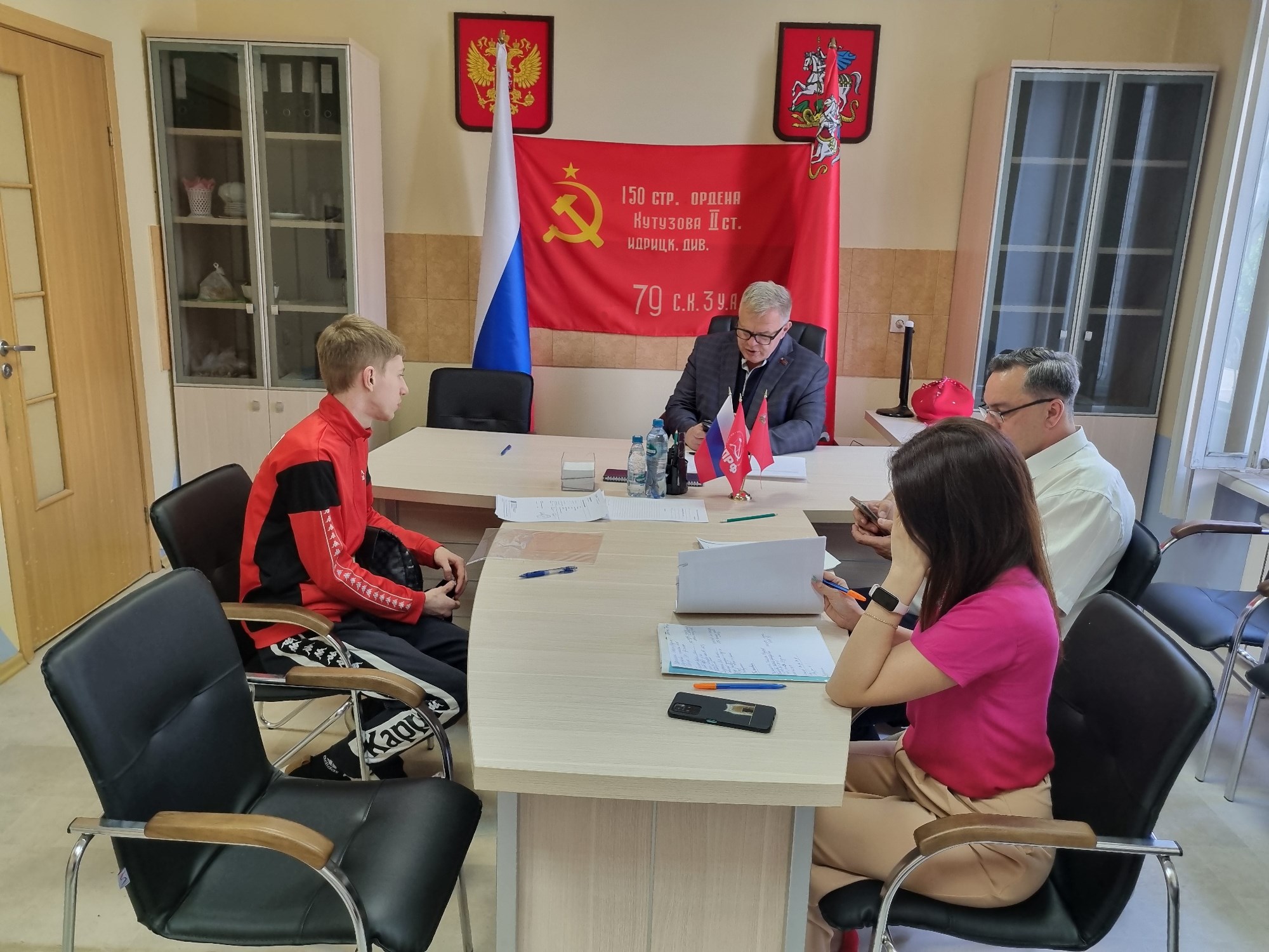Руководитель фракции КПРФ Александр Наумов во время приема жителей оказал помощь малоимущим гражданам