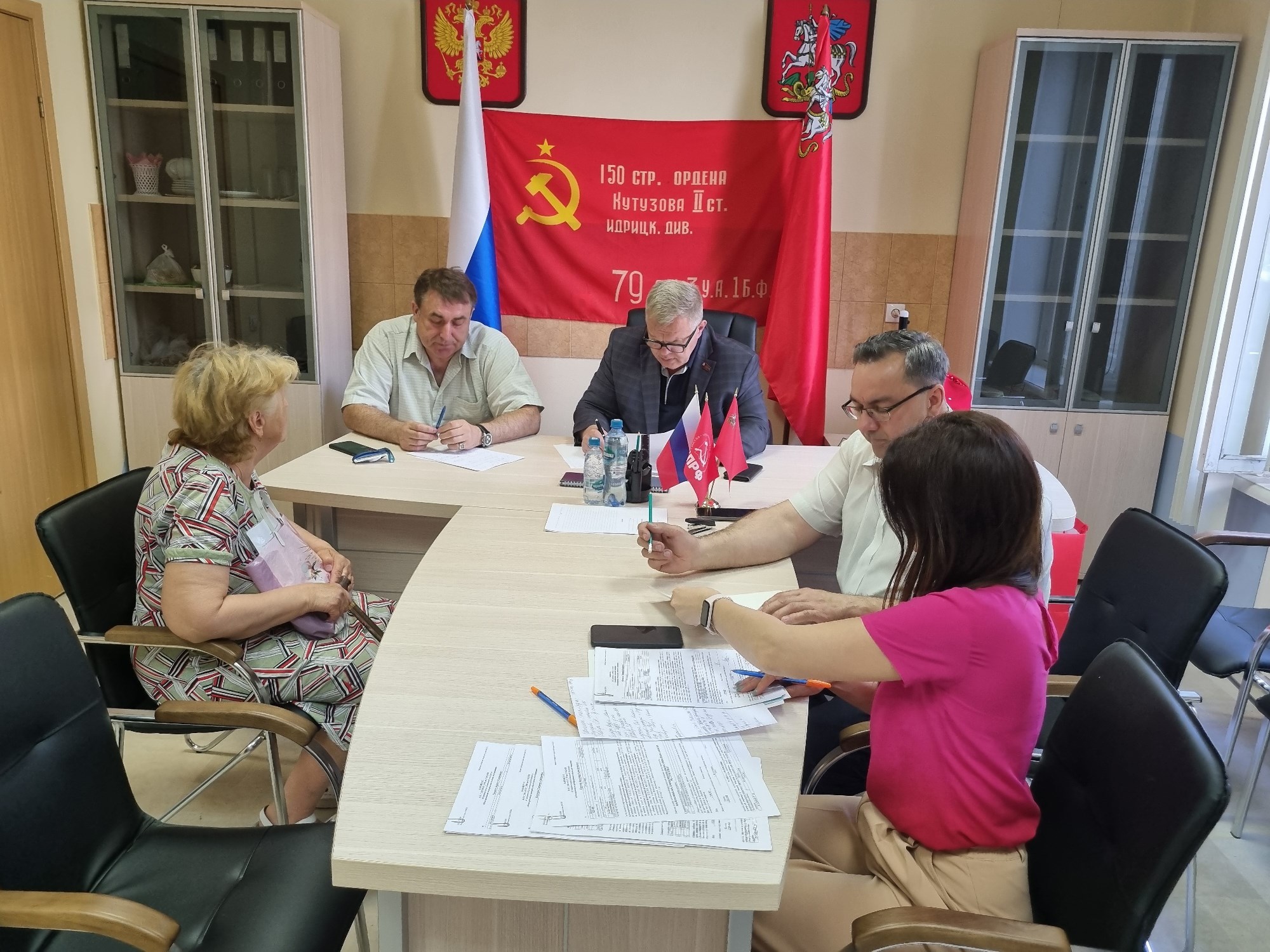 Руководитель фракции КПРФ Александр Наумов во время приема жителей оказал помощь малоимущим гражданам