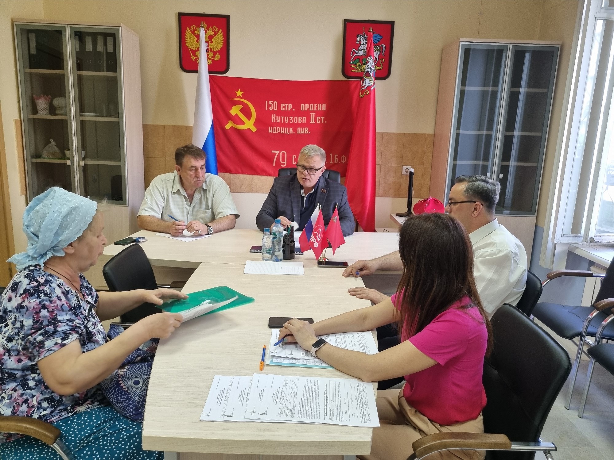 Руководитель фракции КПРФ Александр Наумов во время приема жителей оказал помощь малоимущим гражданам