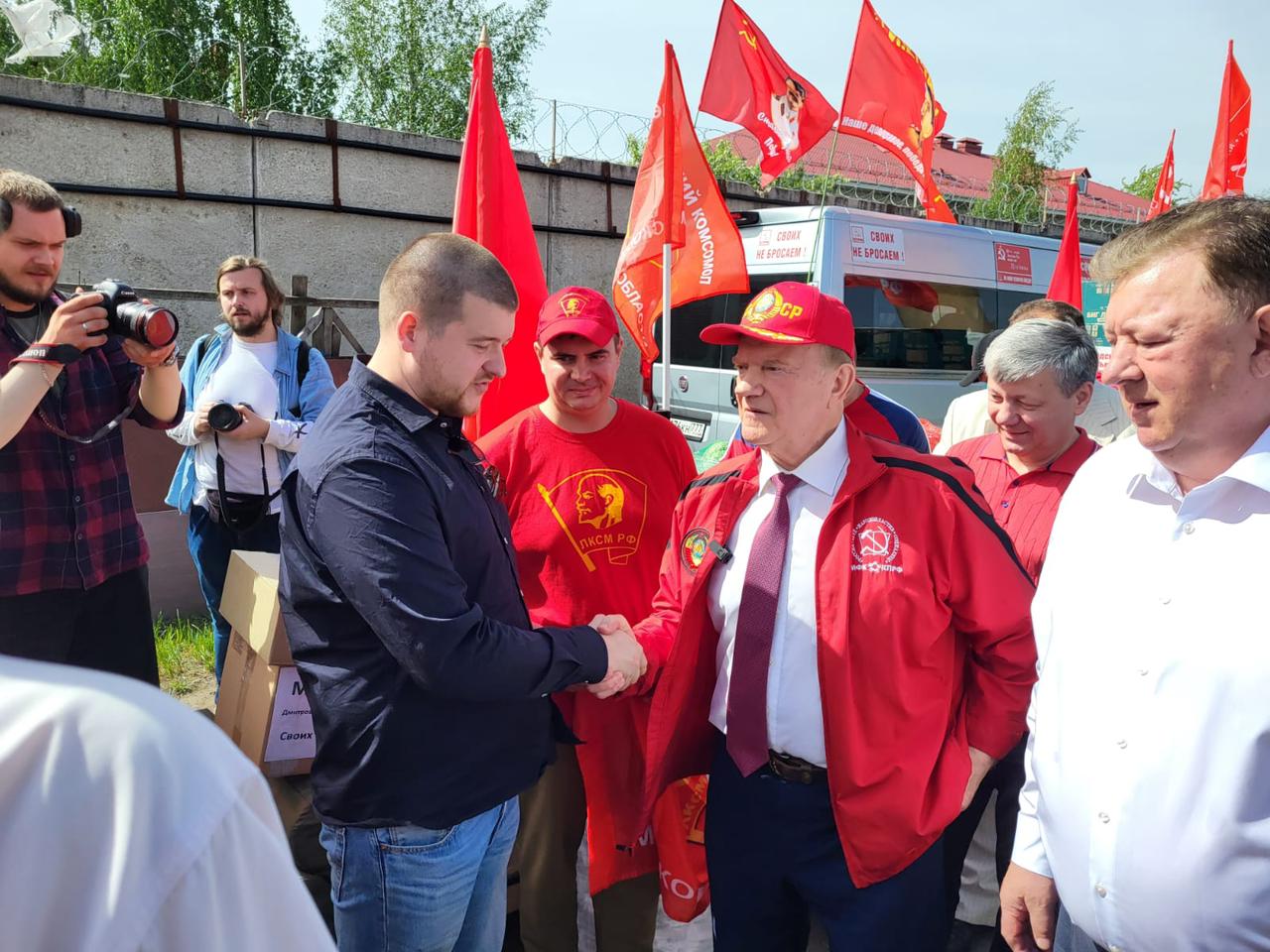 Комсомол Подмосковья принял участие в отправке 138-го гуманитарного конвоя