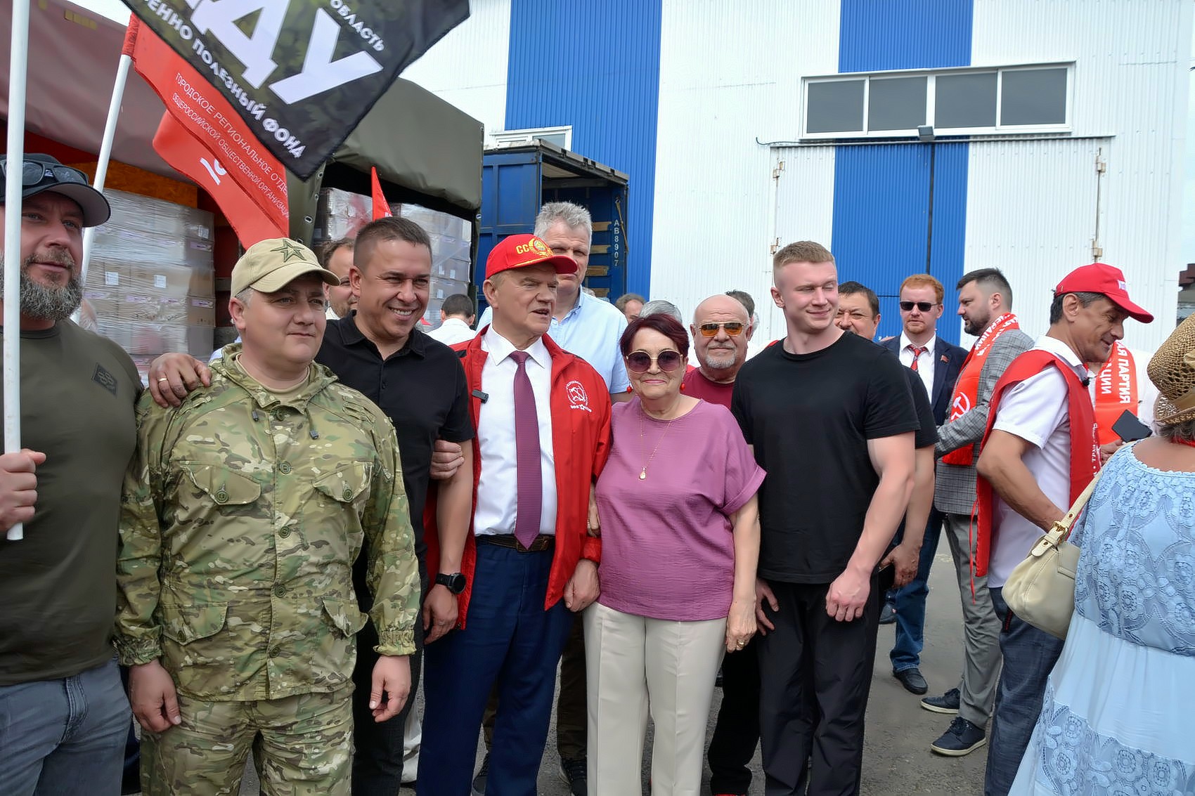 Озёрские коммунисты участвовали в отправке 138-го гуманитарного конвоя КПРФ