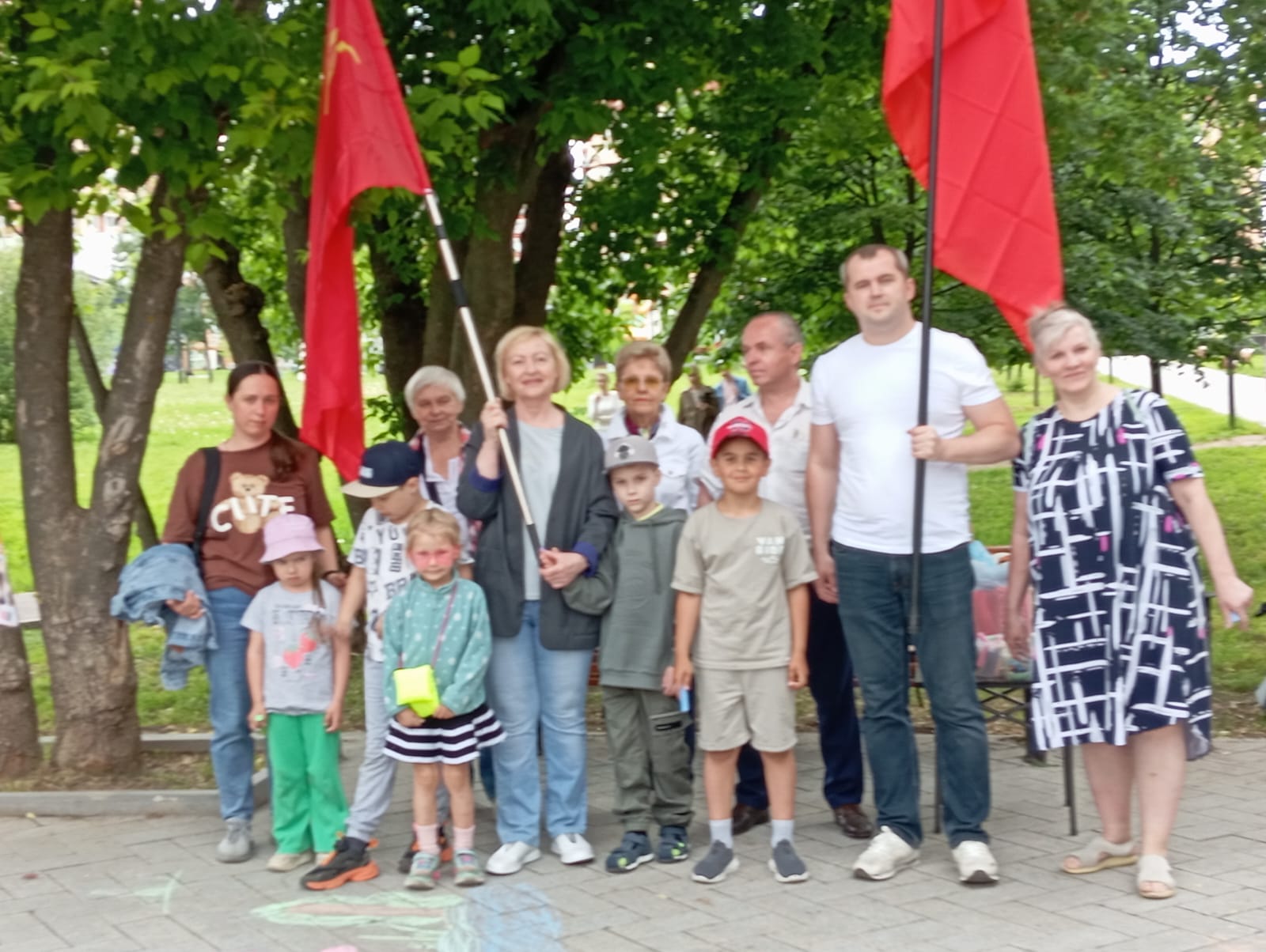 Коммунисты Долгопрудного 1 июня поздравили жителей города с Международным днем защиты детей