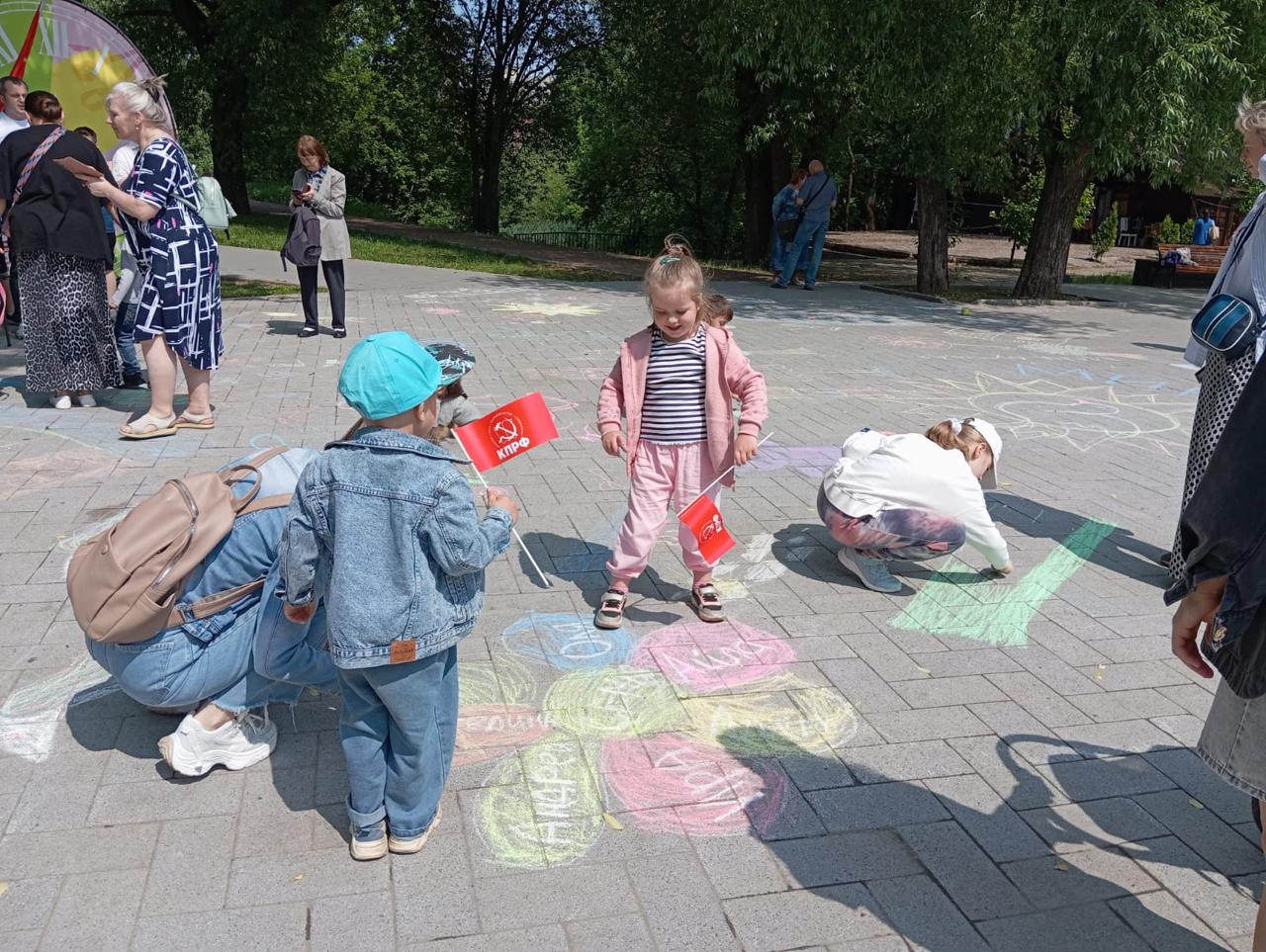 Коммунисты Долгопрудного 1 июня поздравили жителей города с Международным днем защиты детей