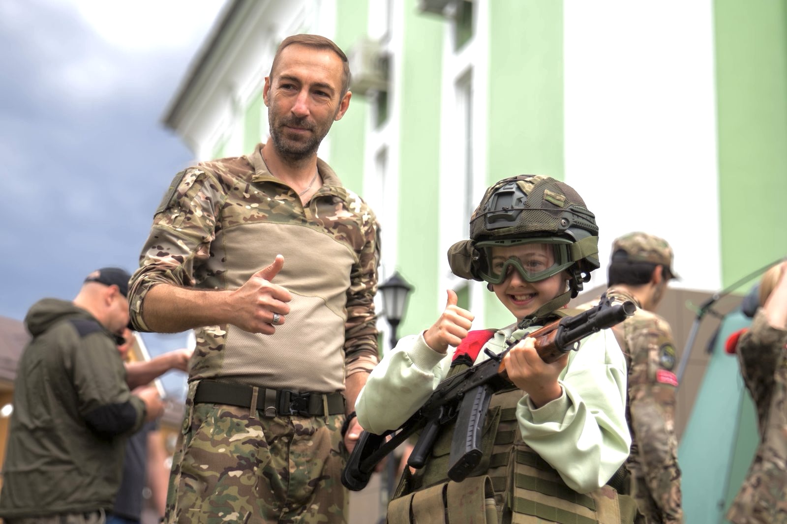 Дмитровские коммунисты и волонтеры СВО сделали праздник для детей