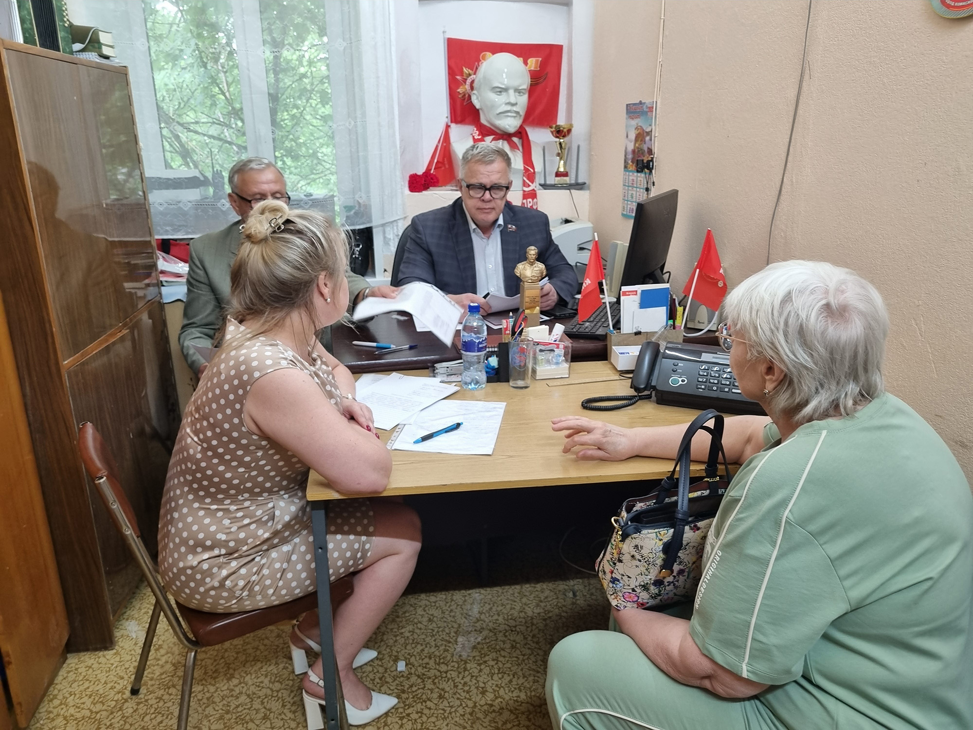 Руководитель фракции КПРФ Наумов оказал помощь в рамках полномочий жителям Можайска, пришедшим на депутатский прием