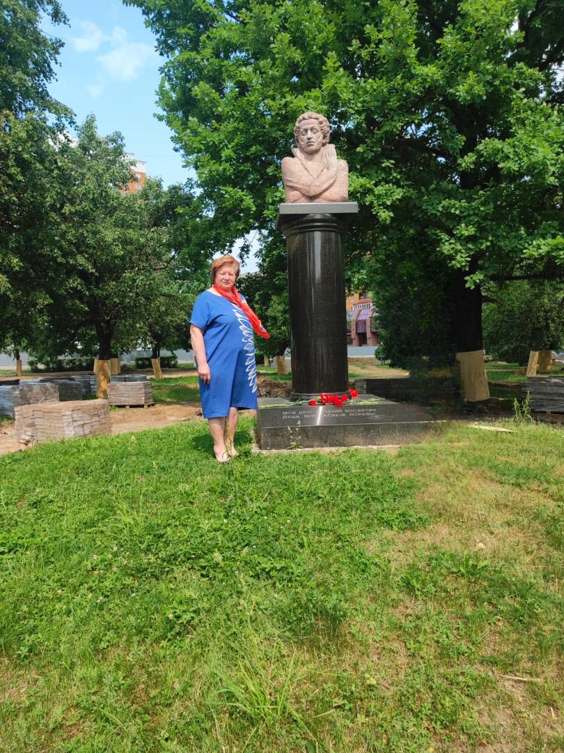 Депутат Московской областной Думы от КПРФ Татьяна Никитас приняла участие в мероприятии возложения цветов у памятника А.С. Пушкину, приуроченной ко Дню русского языка