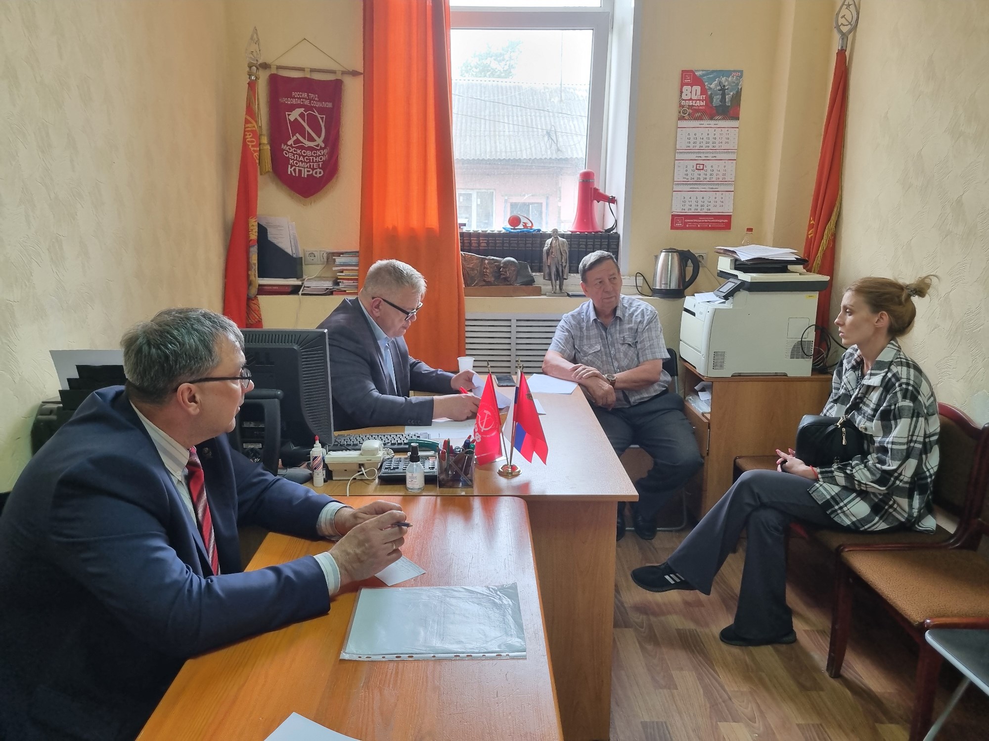 Руководитель фракции КПРФ Наумов на приеме жителей в Кашире помог в рамках полномочий пенсионерам и беженцам из Луганска