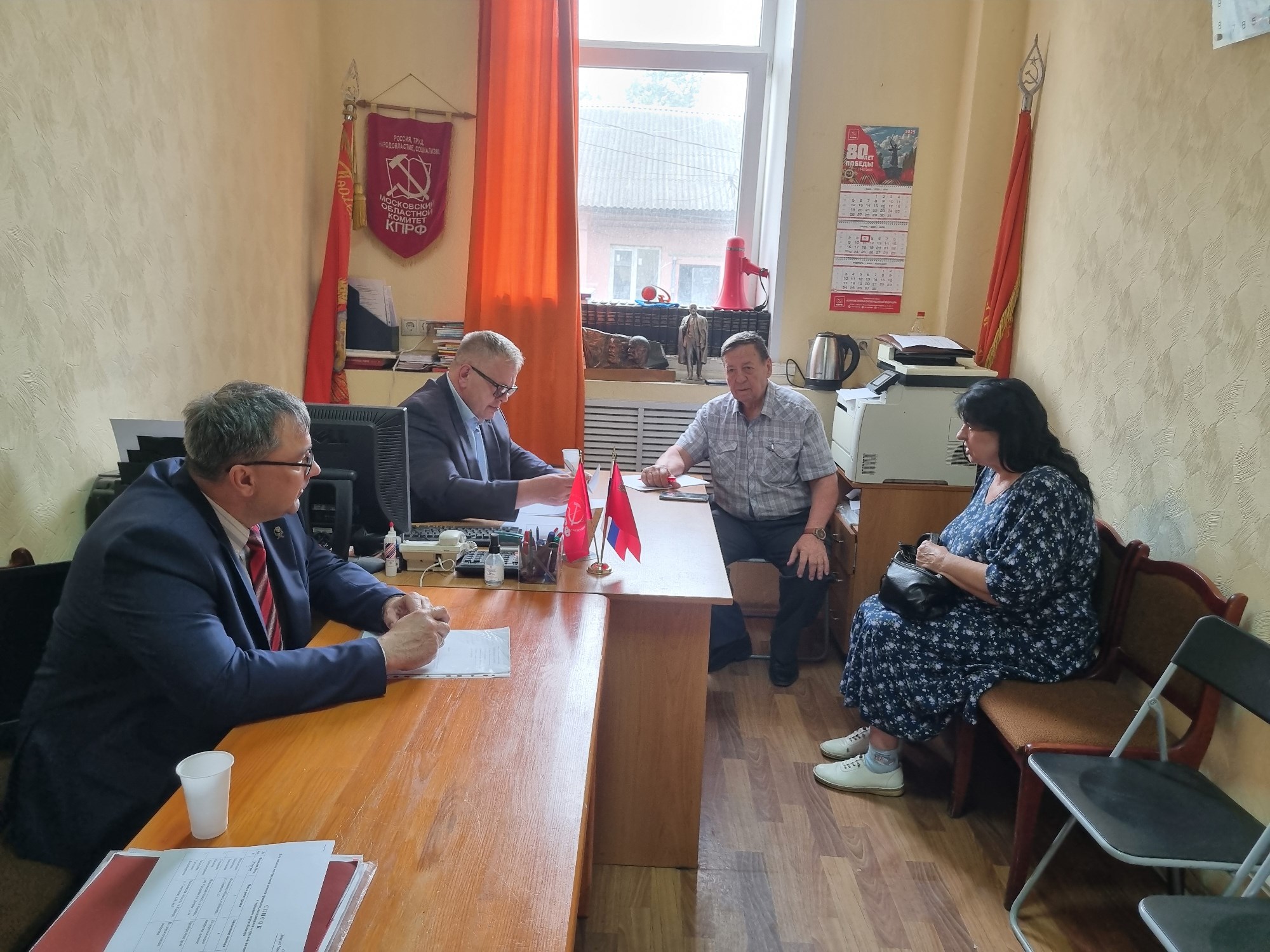 Руководитель фракции КПРФ Наумов на приеме жителей в Кашире помог в рамках полномочий пенсионерам и беженцам из Луганска