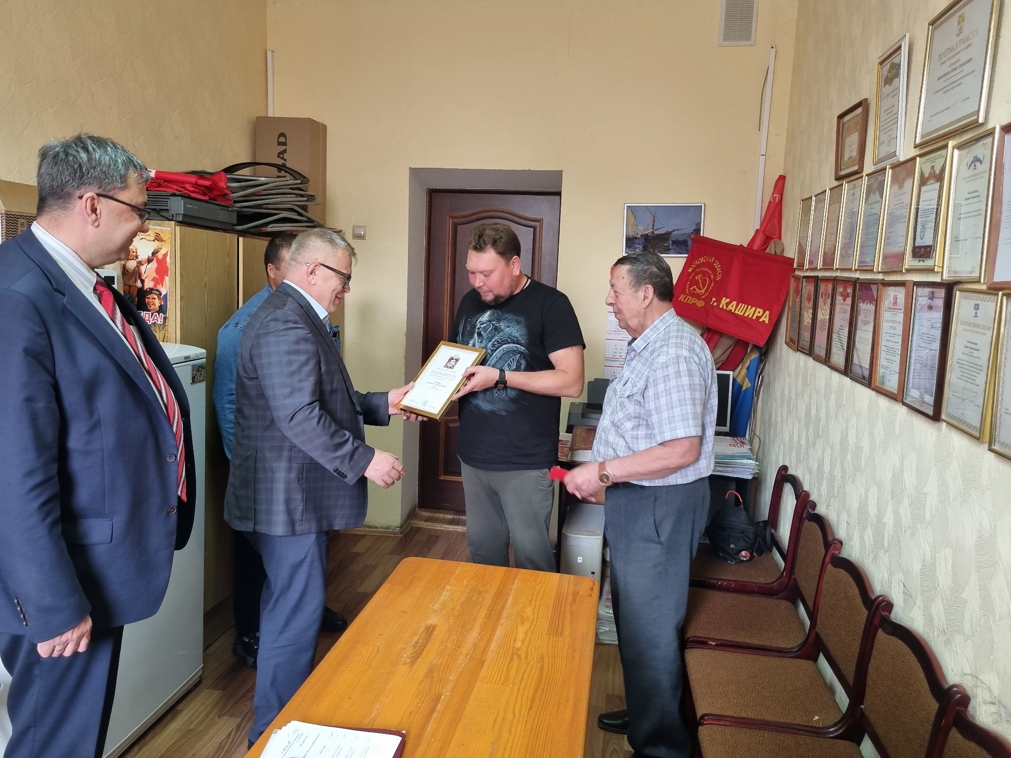 Руководитель фракции КПРФ Наумов на приеме жителей в Кашире помог в рамках полномочий пенсионерам и беженцам из Луганска