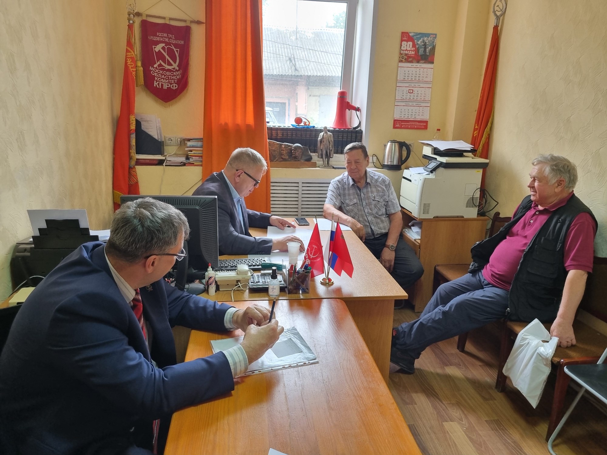 Руководитель фракции КПРФ Наумов на приеме жителей в Кашире помог в рамках полномочий пенсионерам и беженцам из Луганска