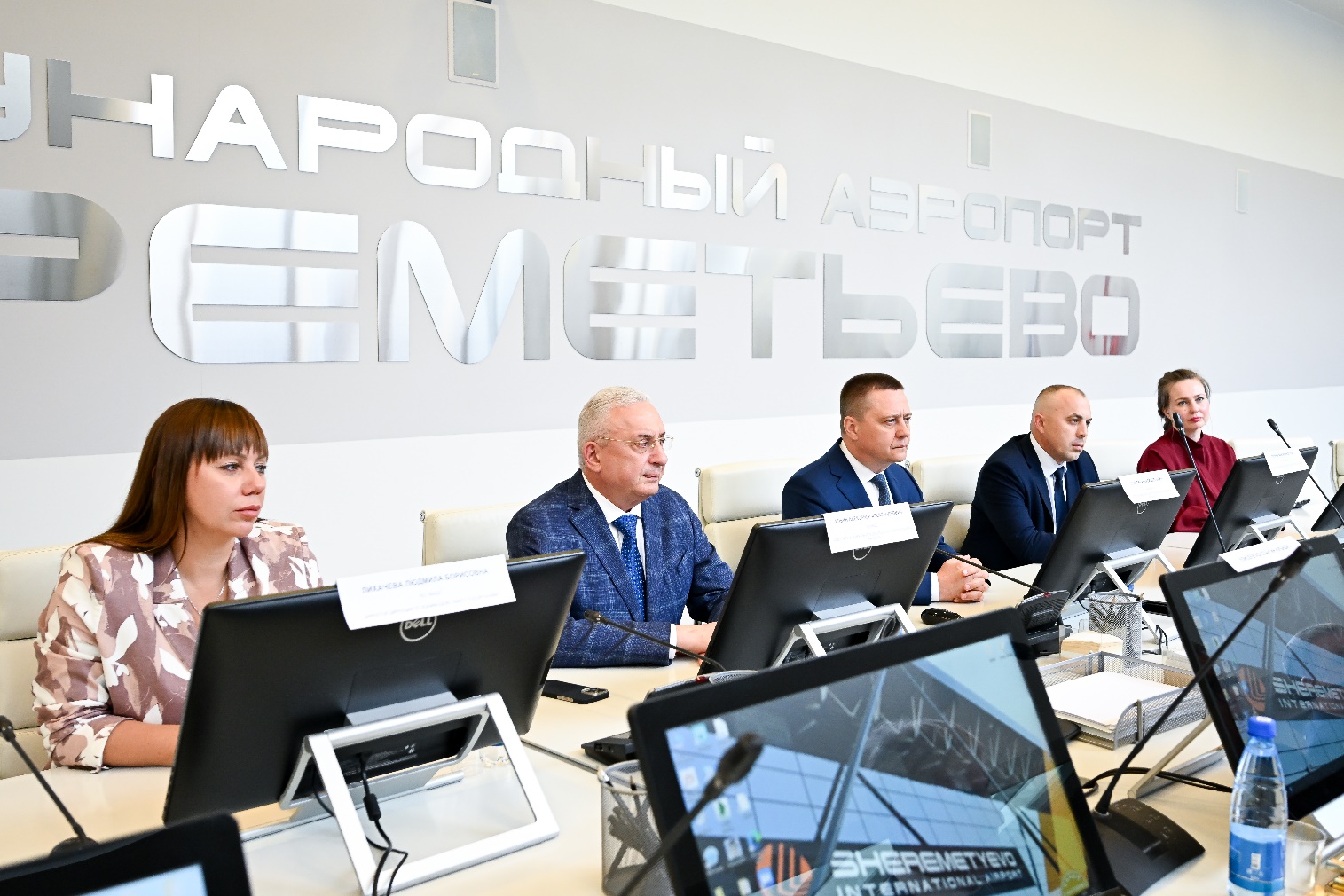 Зампредседателя Мособлдумы Александр Наумов вручил награды регионального парламента коллективу аэропорта Шереметьево