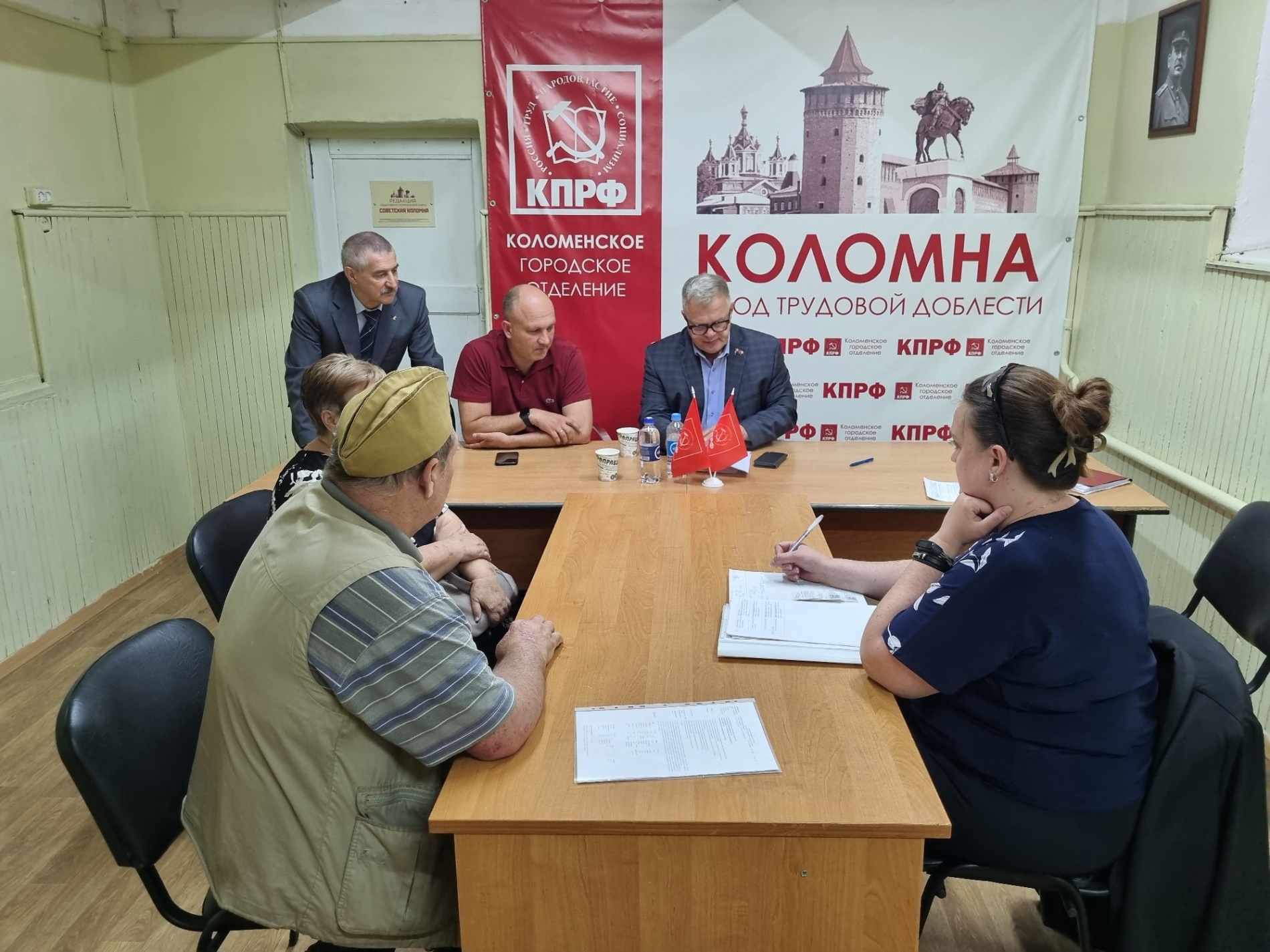 Руководитель фракции КПРФ Наумов в рамках полномочий оказал помощь семье участника СВО и малоимущим гражданам