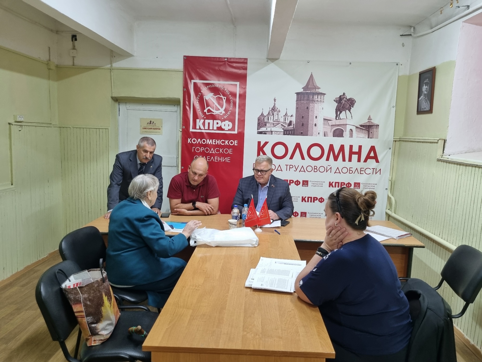 Руководитель фракции КПРФ Наумов в рамках полномочий оказал помощь семье участника СВО и малоимущим гражданам