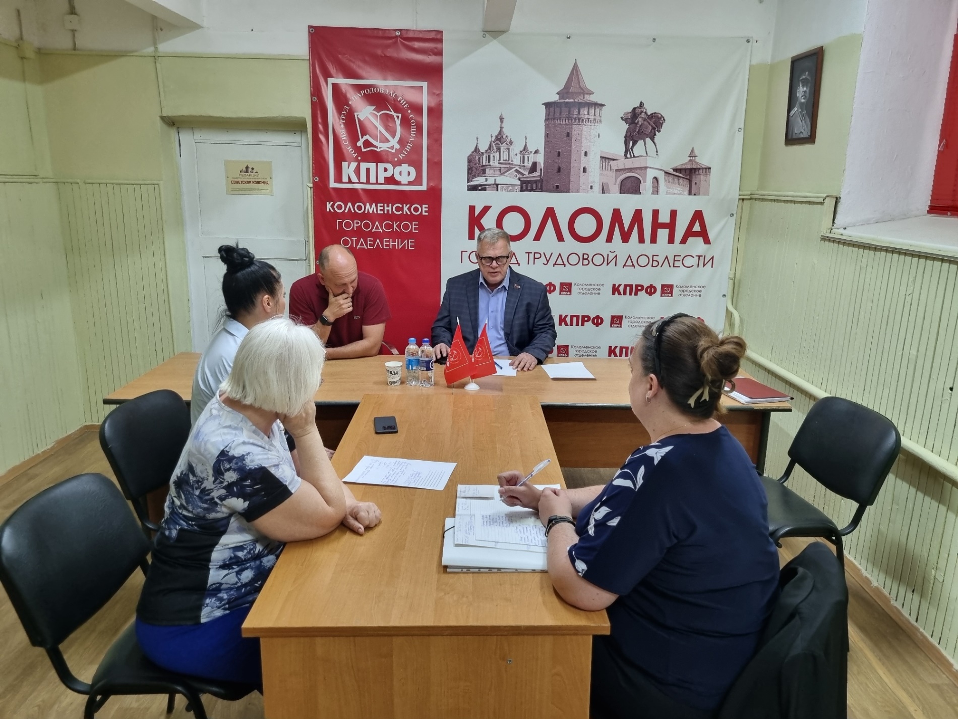 Руководитель фракции КПРФ Наумов в рамках полномочий оказал помощь семье участника СВО и малоимущим гражданам