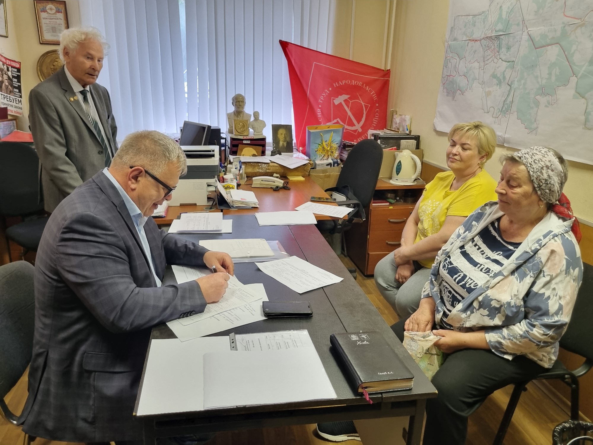 Во время депутатского приема, Александром Наумовым была оказана помощь многодетной матери, пенсионерам и участнику СВО