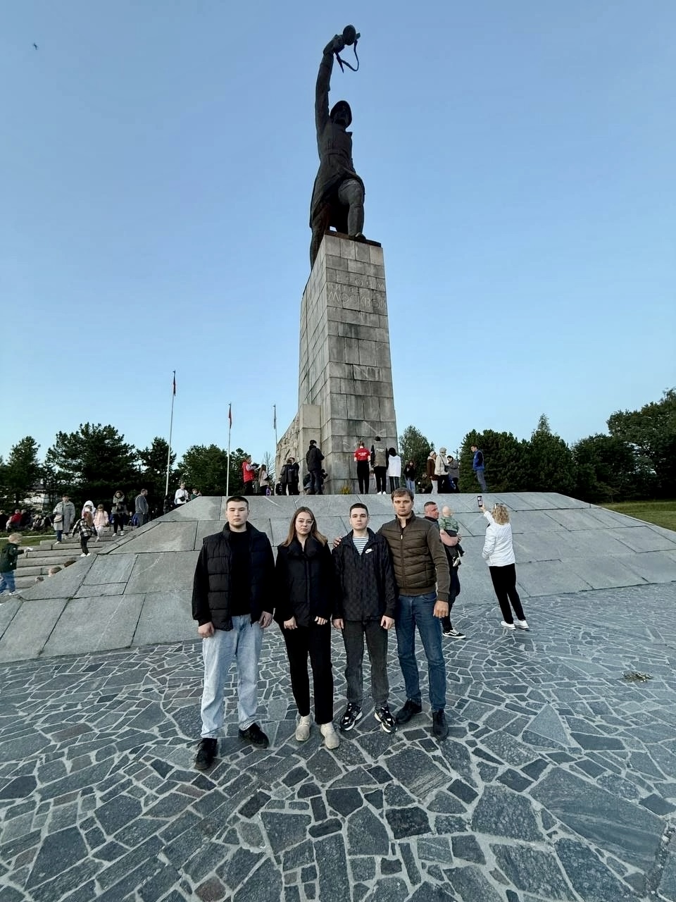 Члены Дмитровского ГК КПРФ почтили память защитников Родины