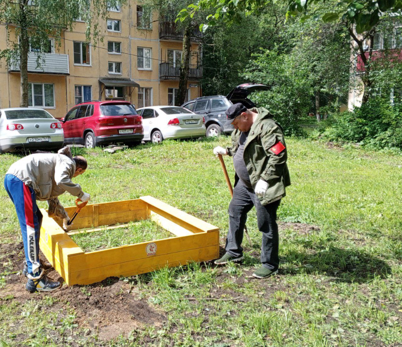 Коммунисты помогают горожанам