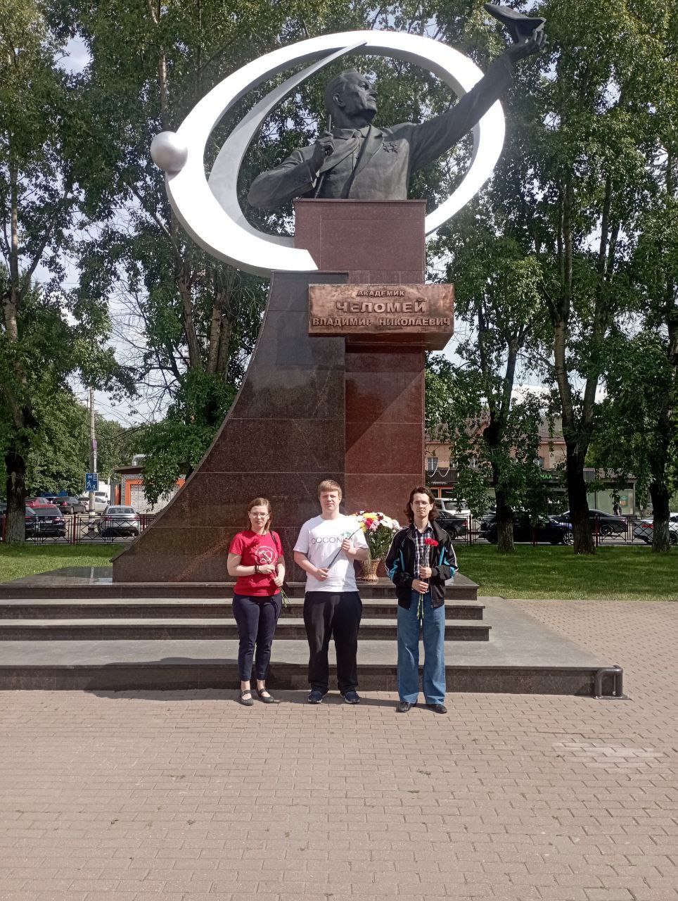 Цветы к памятнику Челомею