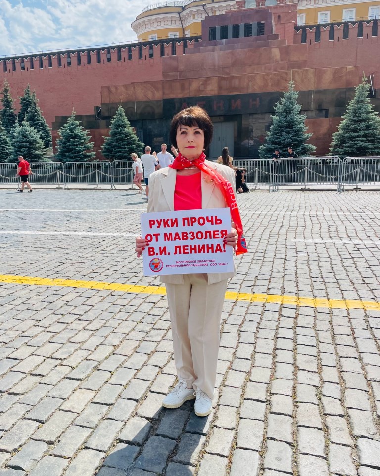 Руки прочь от Мавзолея Ленина!