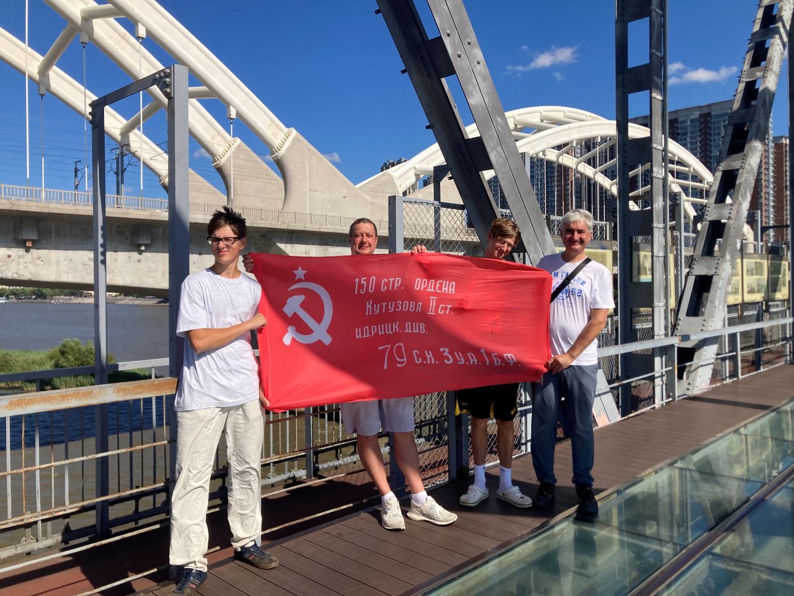 Первый секретарь МК КПРФ Николай Васильев и секретарь МК КПРФ Александр Наумов передали Знамя Победы в г. Харбин на Дальнем Востоке