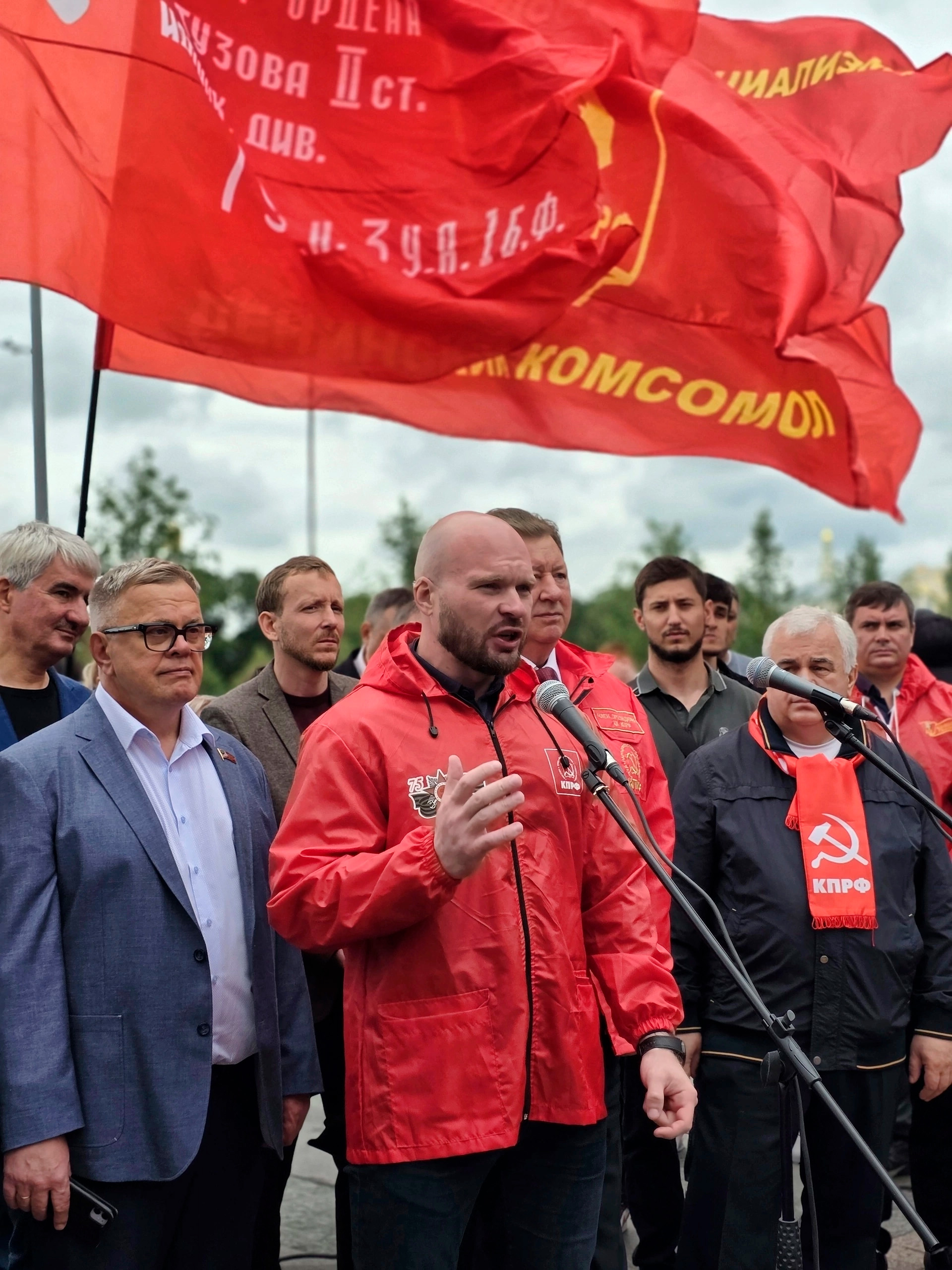 Член ЦК, Первый секретарь МК ЛКСМ РФ Александр Корнев выступил у представительства Евросоюза в Москве на встрече депутатов КПРФ