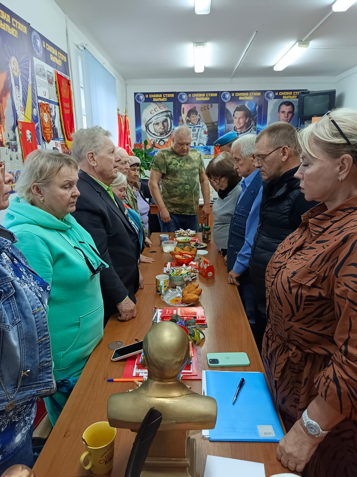 Народ и партия едины!