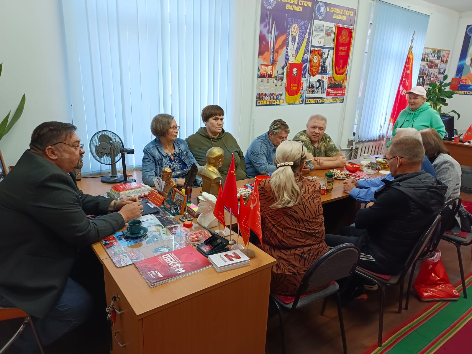 Народ и партия едины!