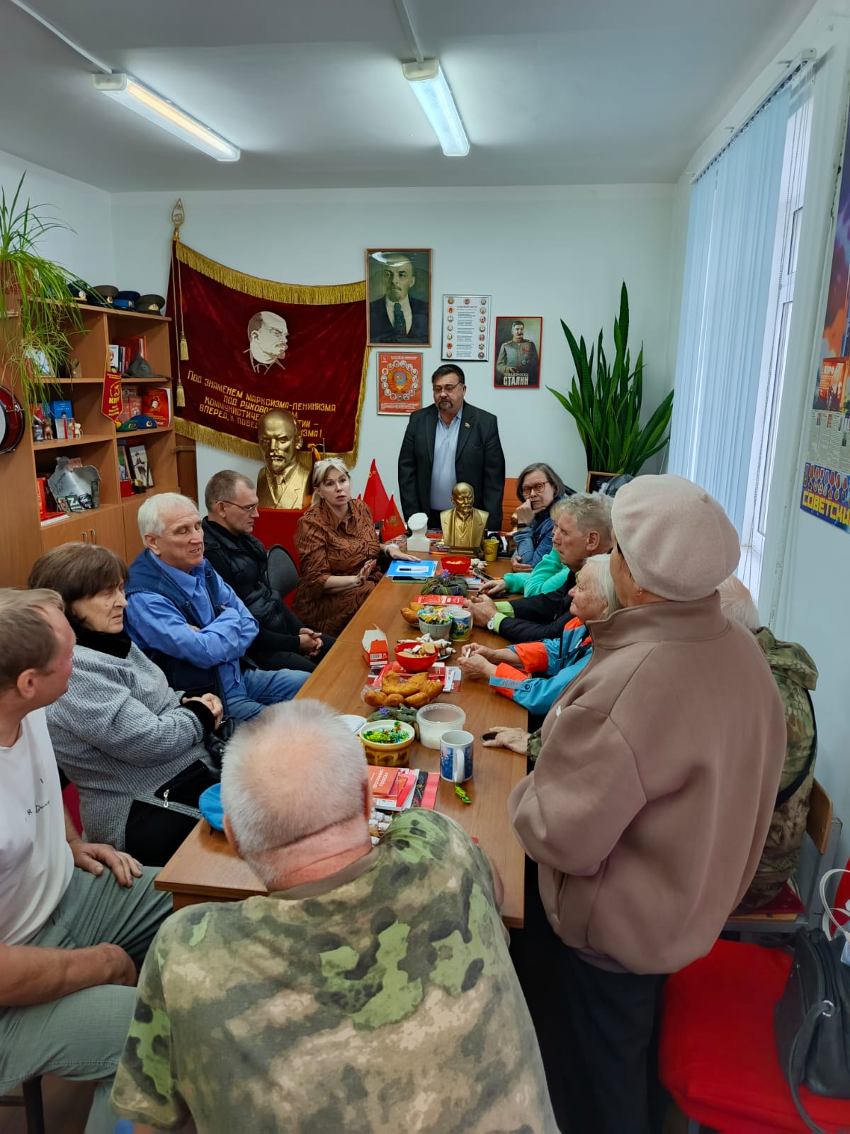 Народ и партия едины!