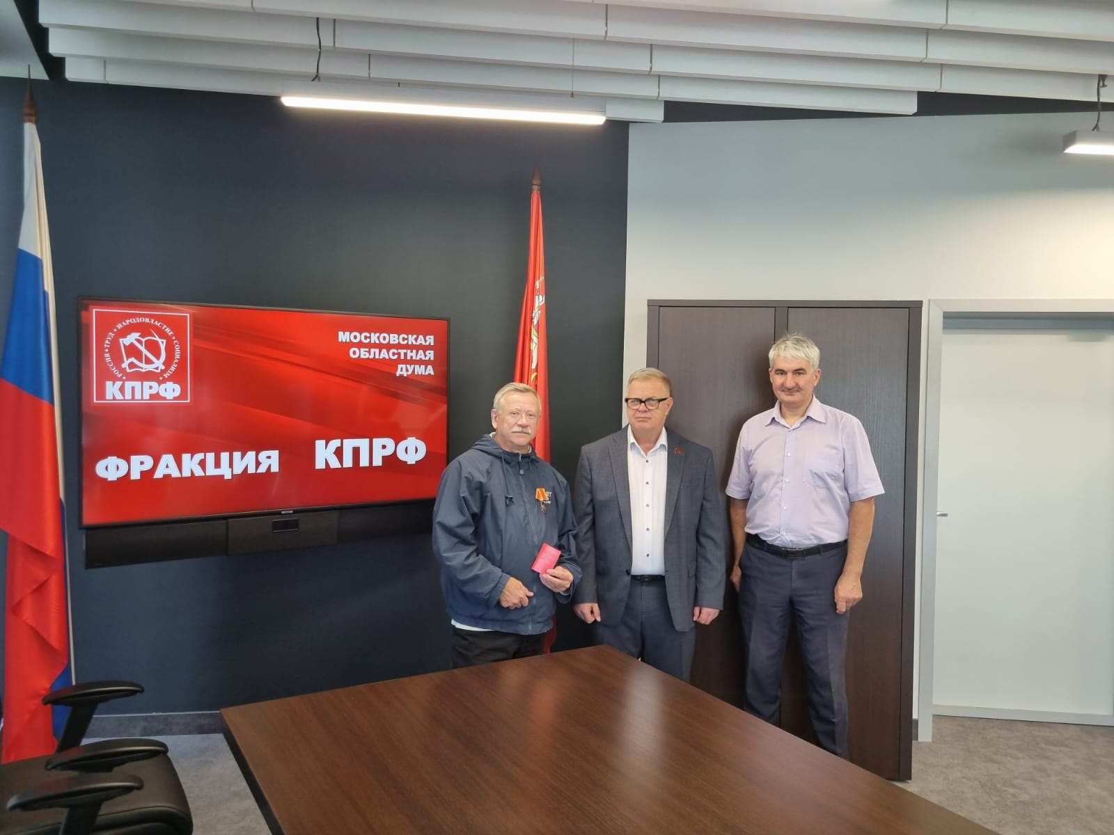Руководитель фракции КПРФ Наумов поблагодарил ветерана Генпрокуратуры РФ за вклад в укрепление законности и правопорядка