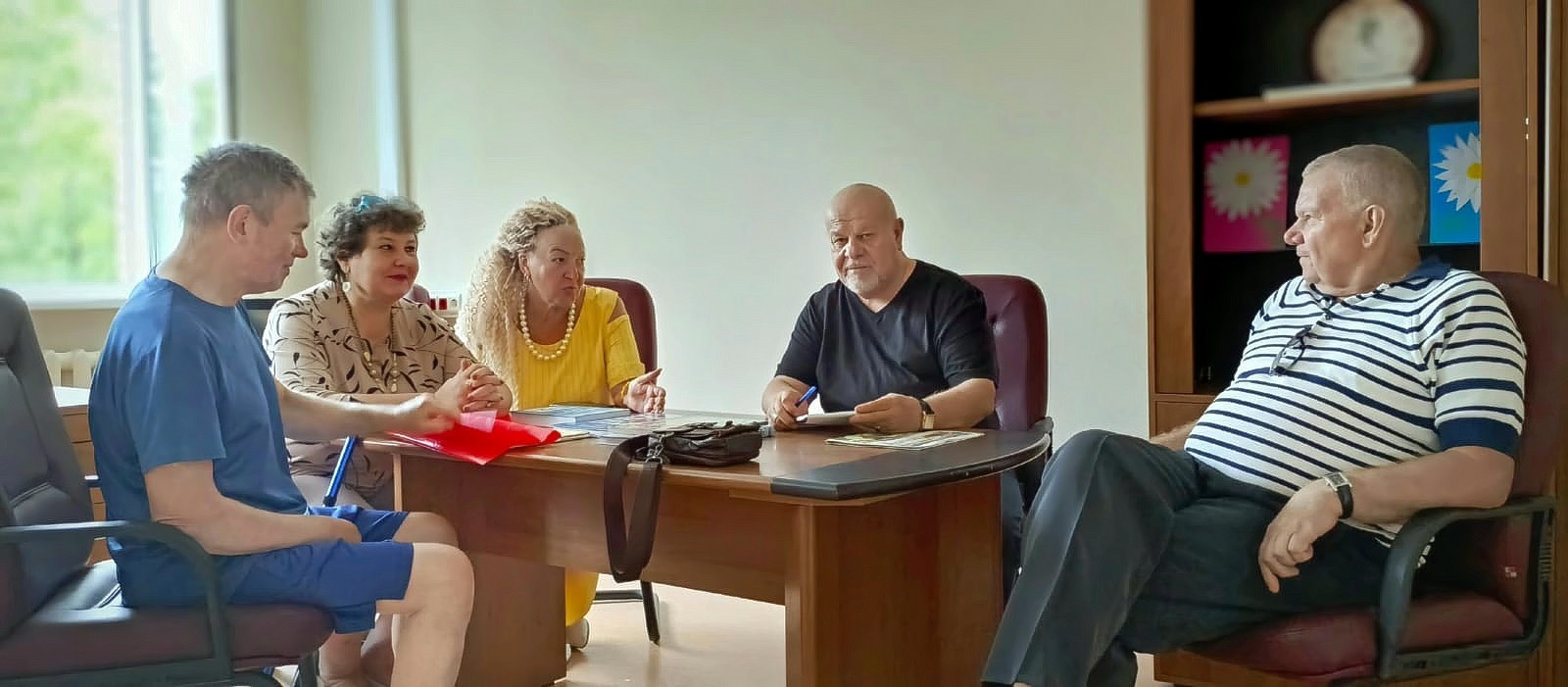 По поручению руководителя фракции КПРФ Александра Наумова поздравили озерских литераторов
