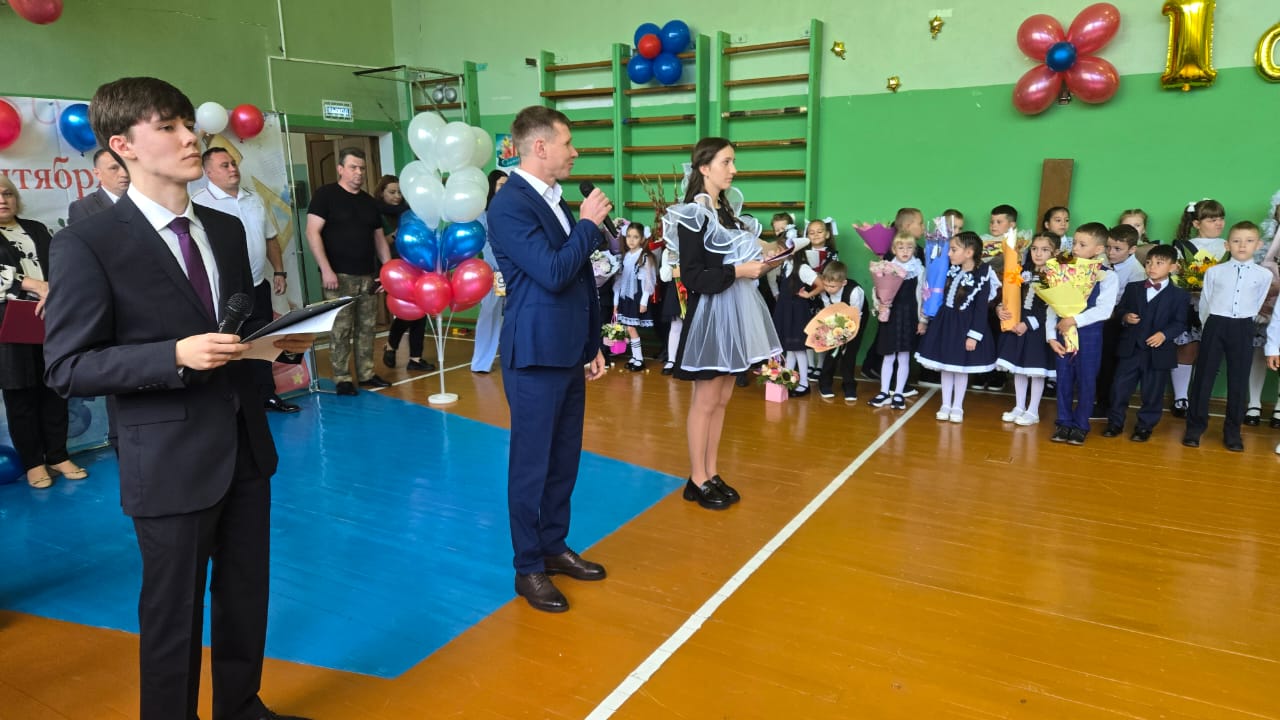 Истринские коммунисты поздравили школьников