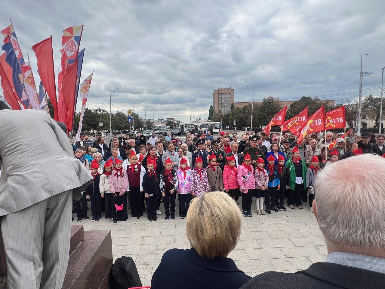 В.И. Кашин продолжил свой визит в Рязань посещением главной площади города, носящей имя Владимира Ильича Ленина