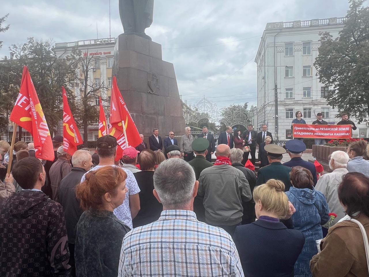 В.И. Кашин продолжил свой визит в Рязань посещением главной площади города, носящей имя Владимира Ильича Ленина