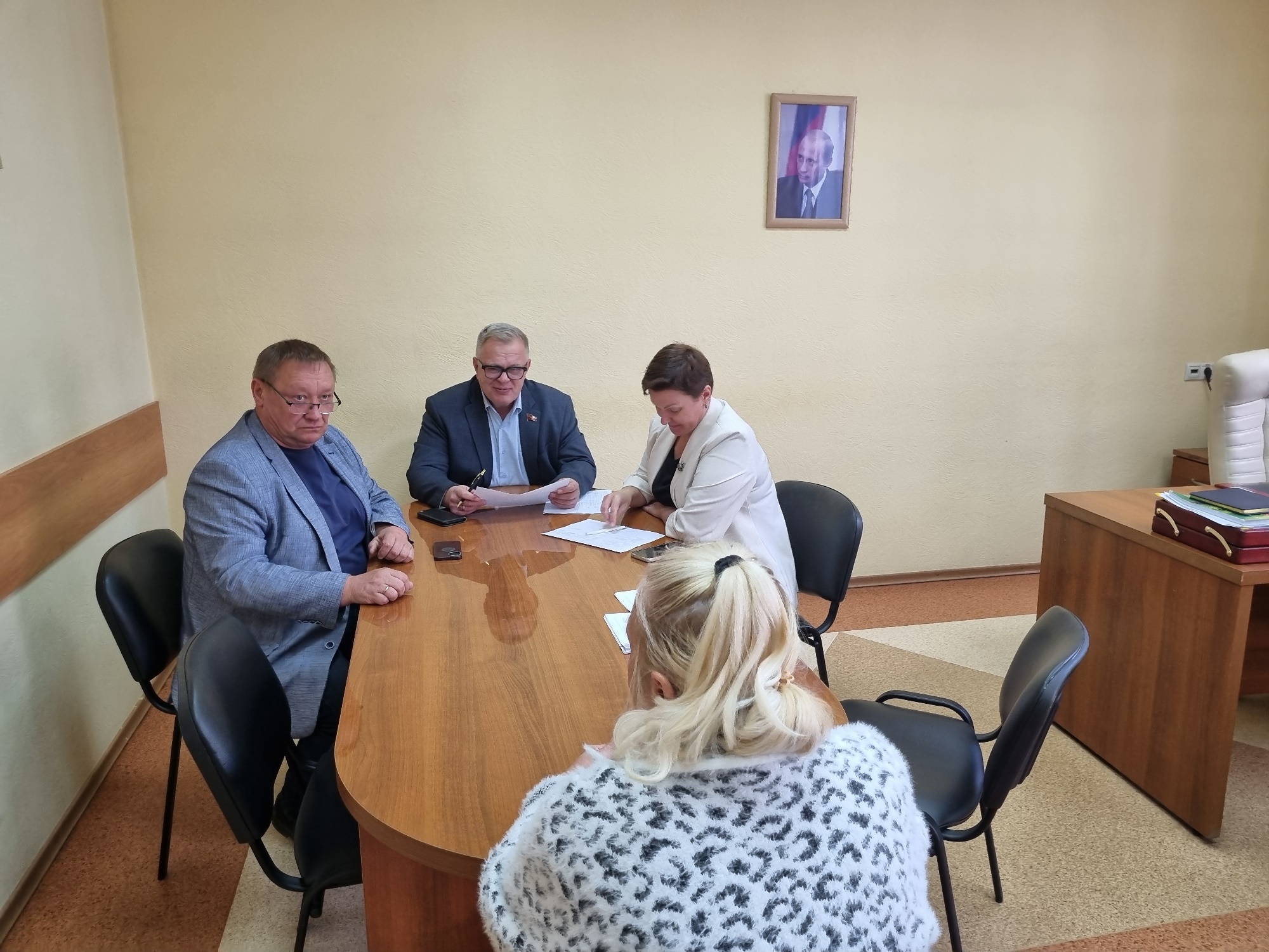Руководитель фракции КПРФ Александр Наумов провел прием граждан в Домодедово