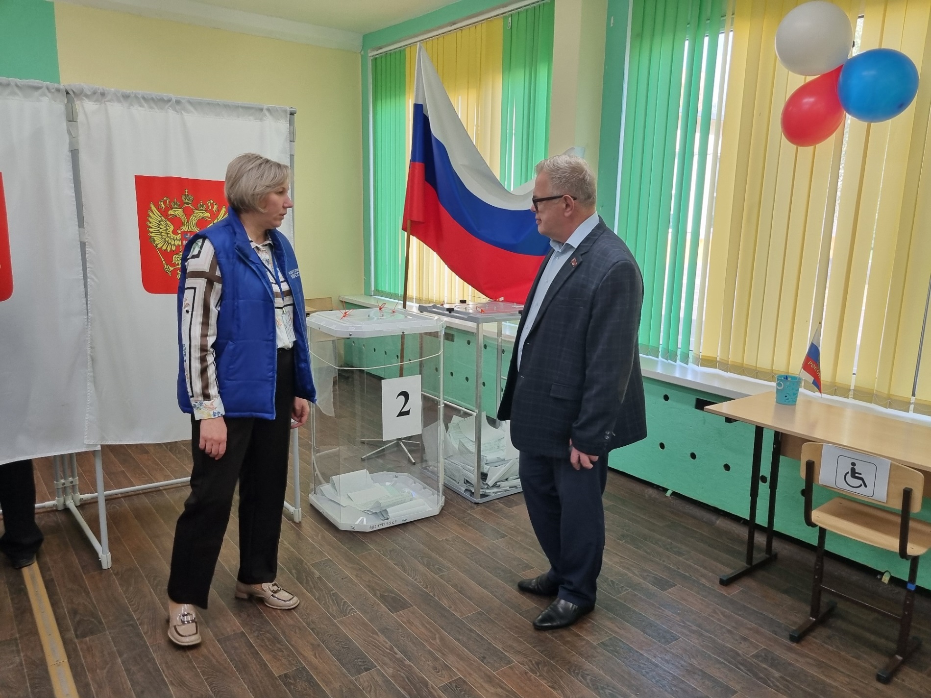 Секретарь МК КПРФ, руководитель фракции КПРФ в Мособлдуме Александр Наумов посетил избирательные участки в Электростали