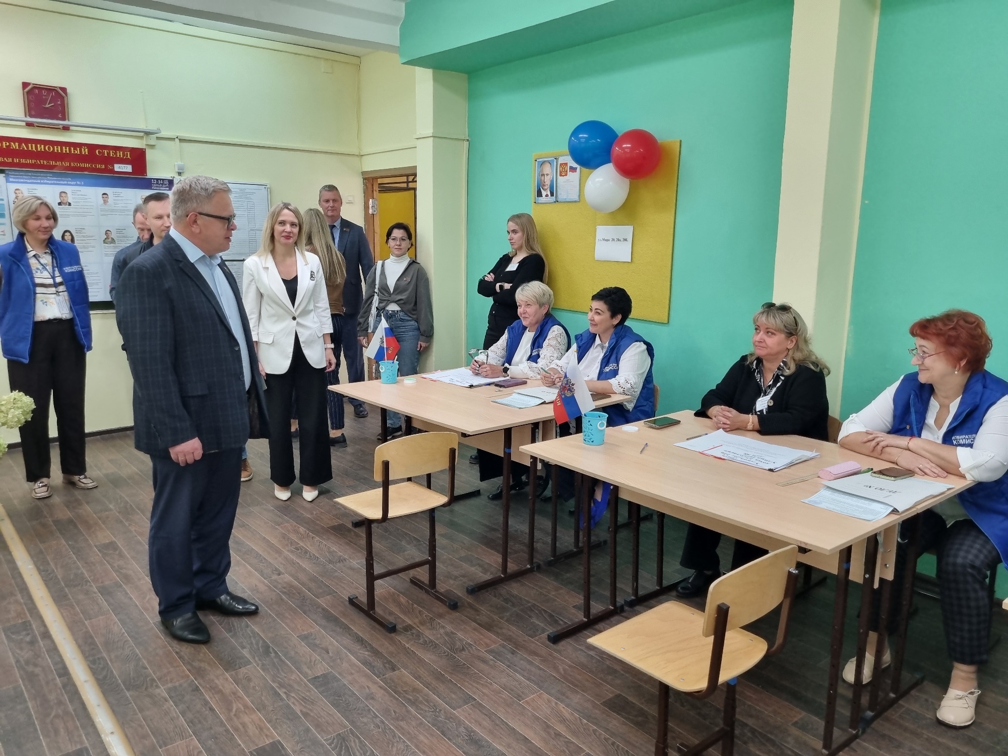 Секретарь МК КПРФ, руководитель фракции КПРФ в Мособлдуме Александр Наумов посетил избирательные участки в Электростали