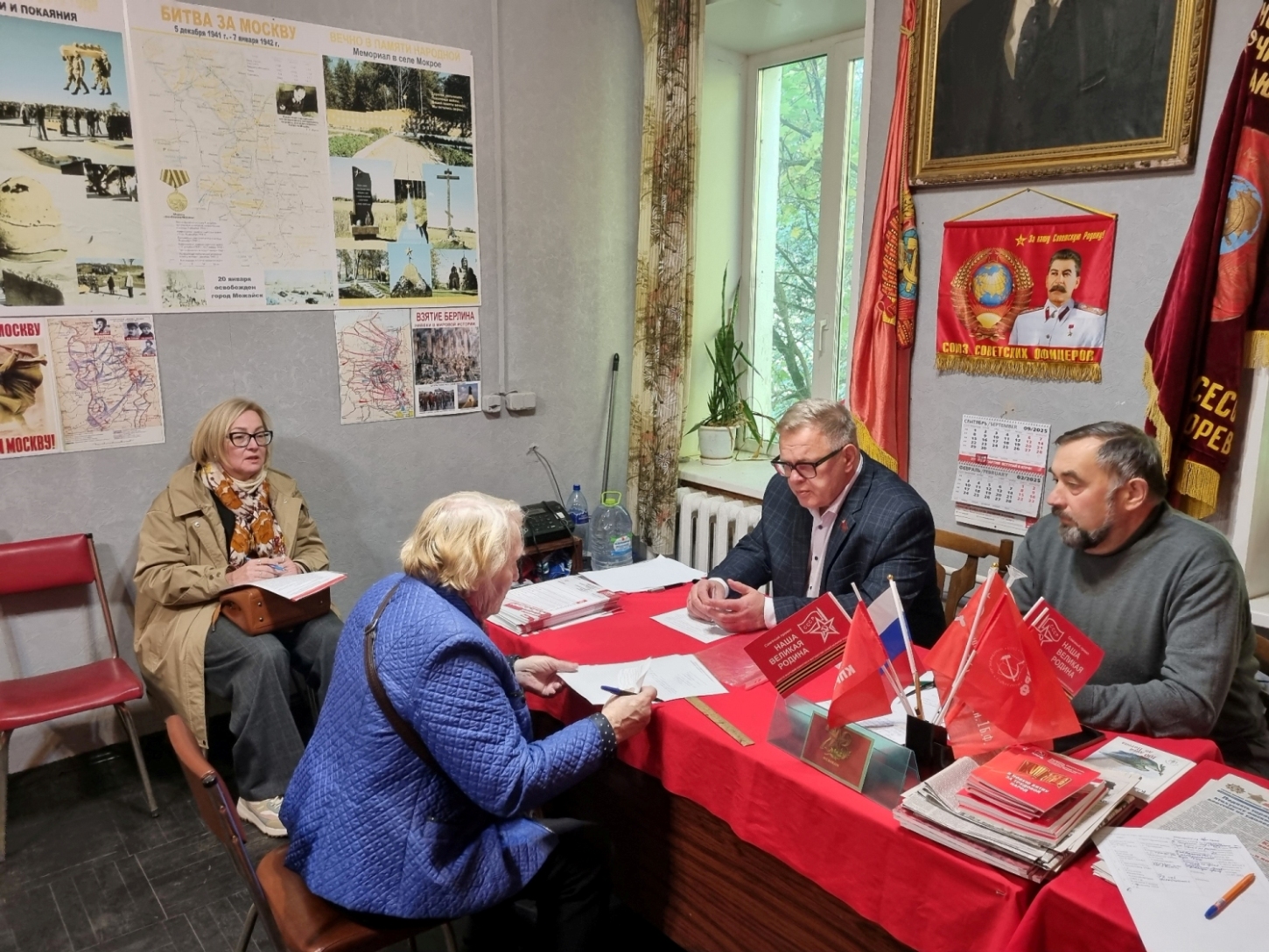 Руководитель фракции КПРФ Александр Наумов в рамках полномочий поддержал пришедших на прием жителей Можайска