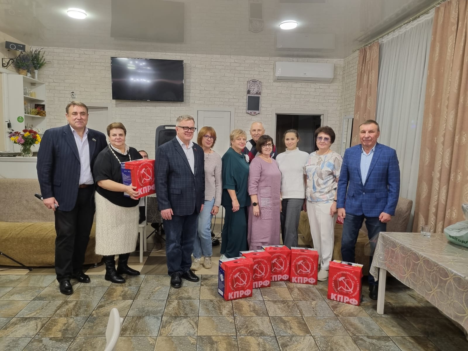 Руководитель фракции КПРФ в Мособлдуме Александр Наумов поздравил преподавателей МФЮИ в городе Ступино с Днем учителя