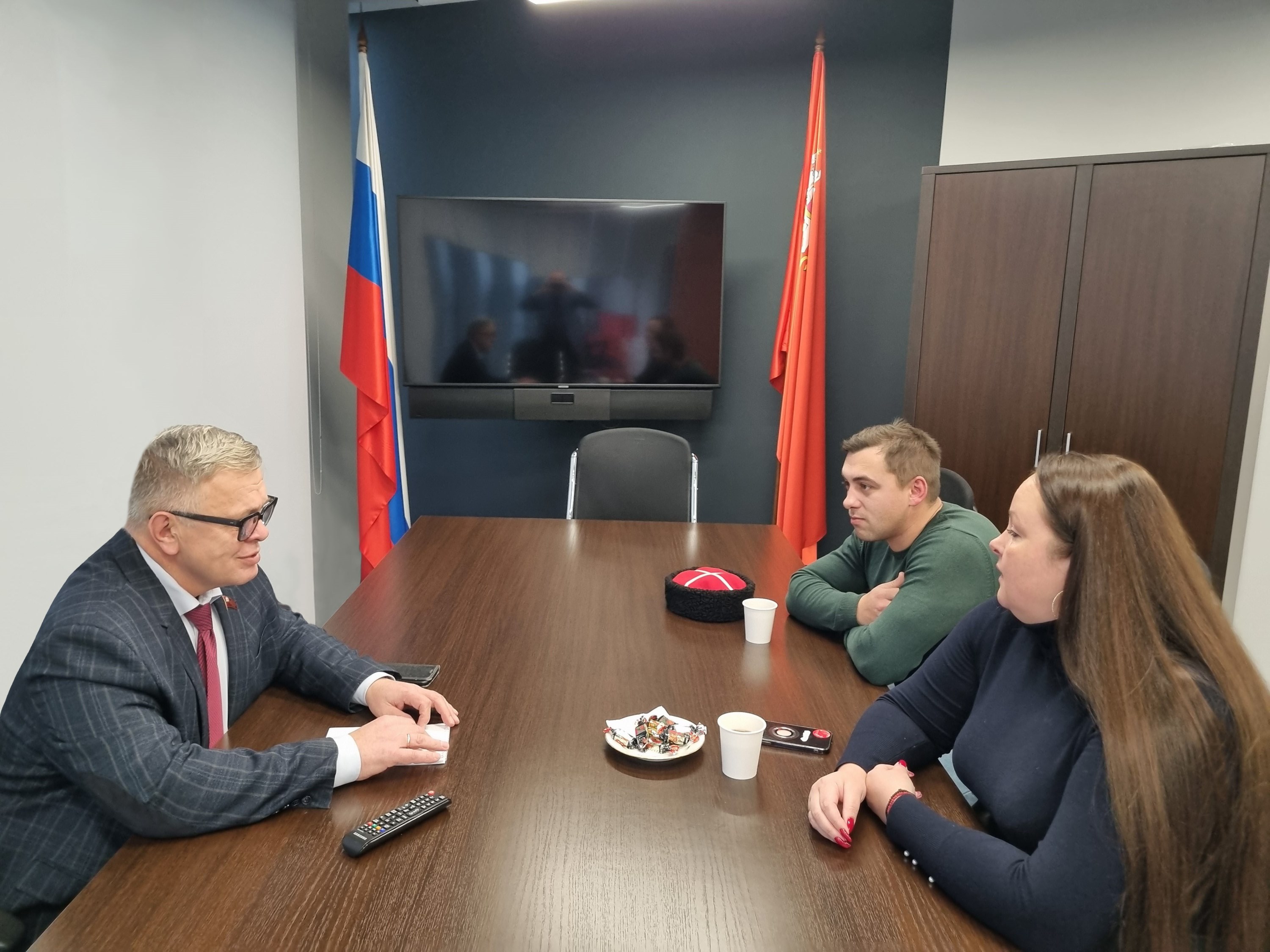 Руководитель фракции КПРФ в Мособлдуме Александр Наумов провел рабочую встречу с представителями патриотической организации «РОКОТ»