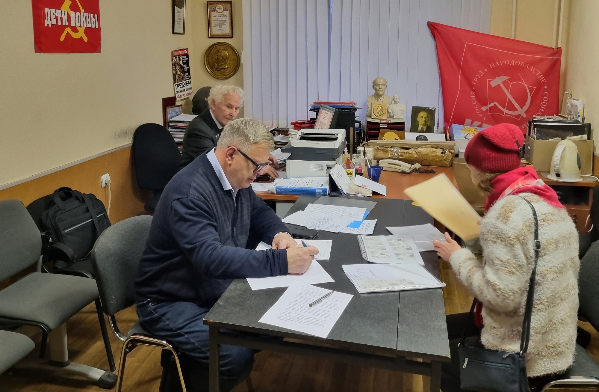 Руководитель фракции КПРФ Александр Наумов провел прием граждан в Ленинском городском округе