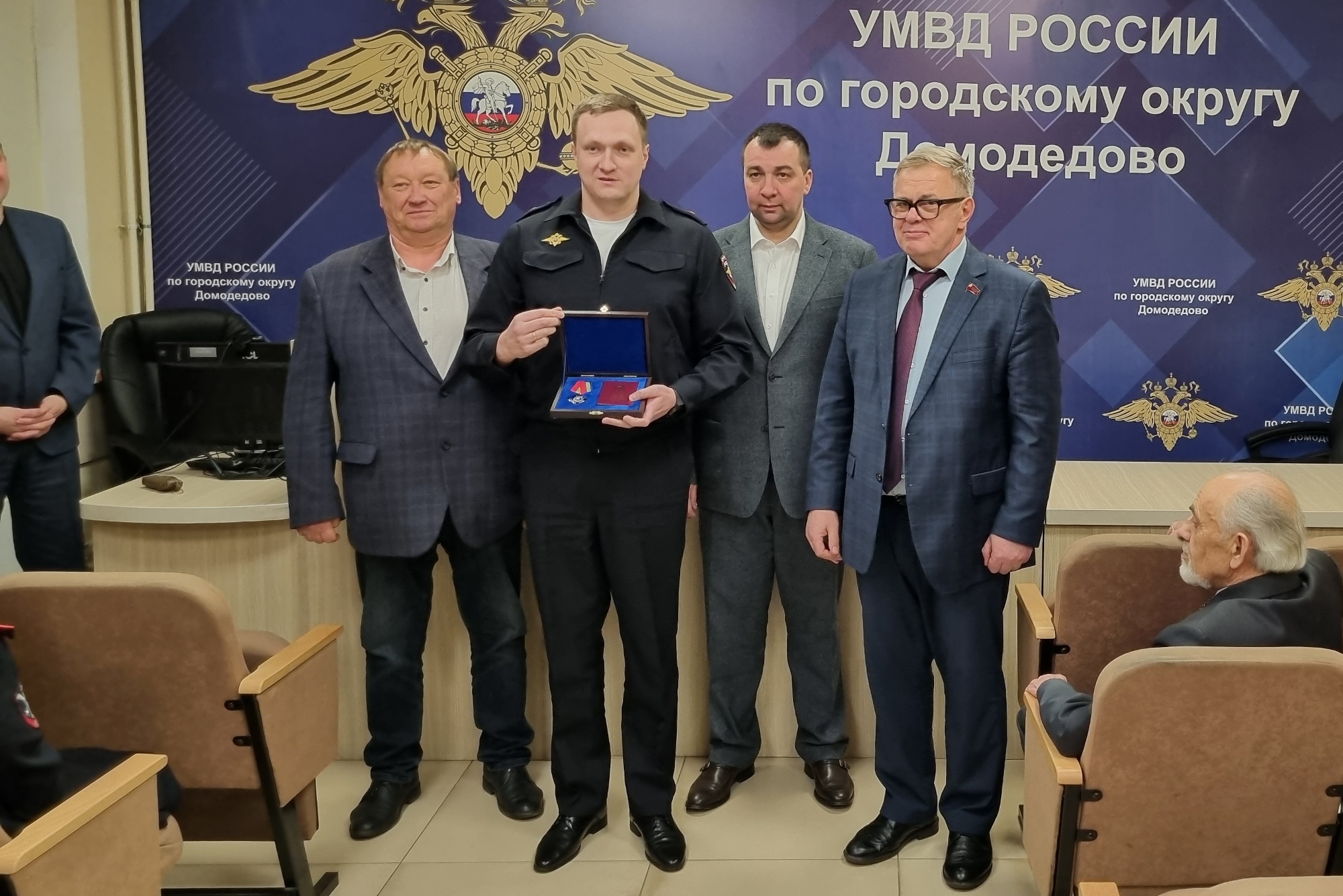 Руководитель фракции КПРФ в Мособлдуме Александр Наумов вручил награды регионального парламента сотрудникам УМВД в Домодедове