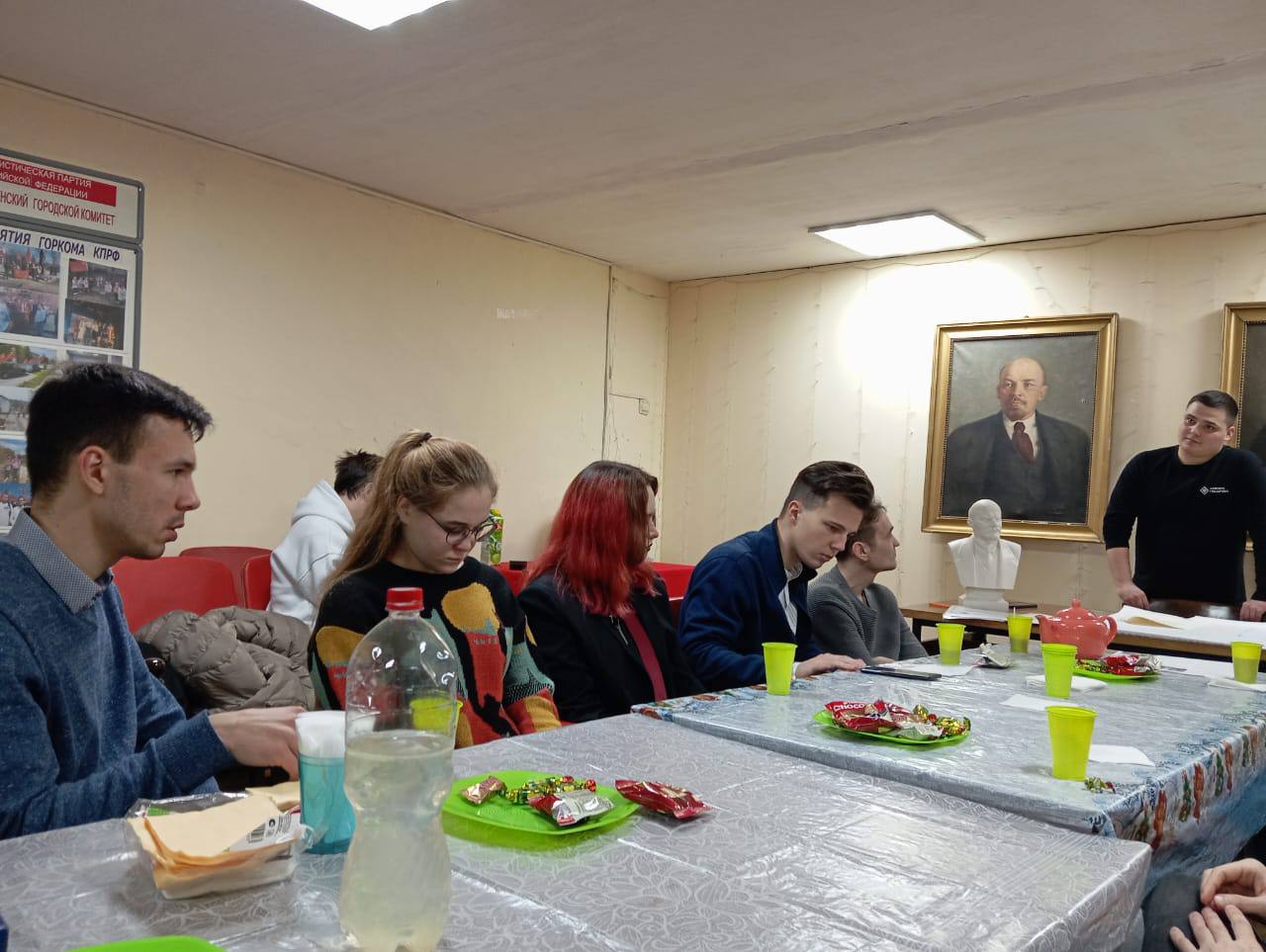 Молодые коммунисты Долгопрудненского горкома продолжают проводить цикл лекций и обсуждений