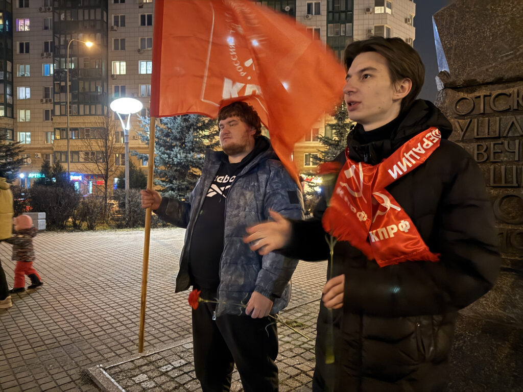 Алые гвоздики в память о героях: комсомольцы почтили защитников Москвы