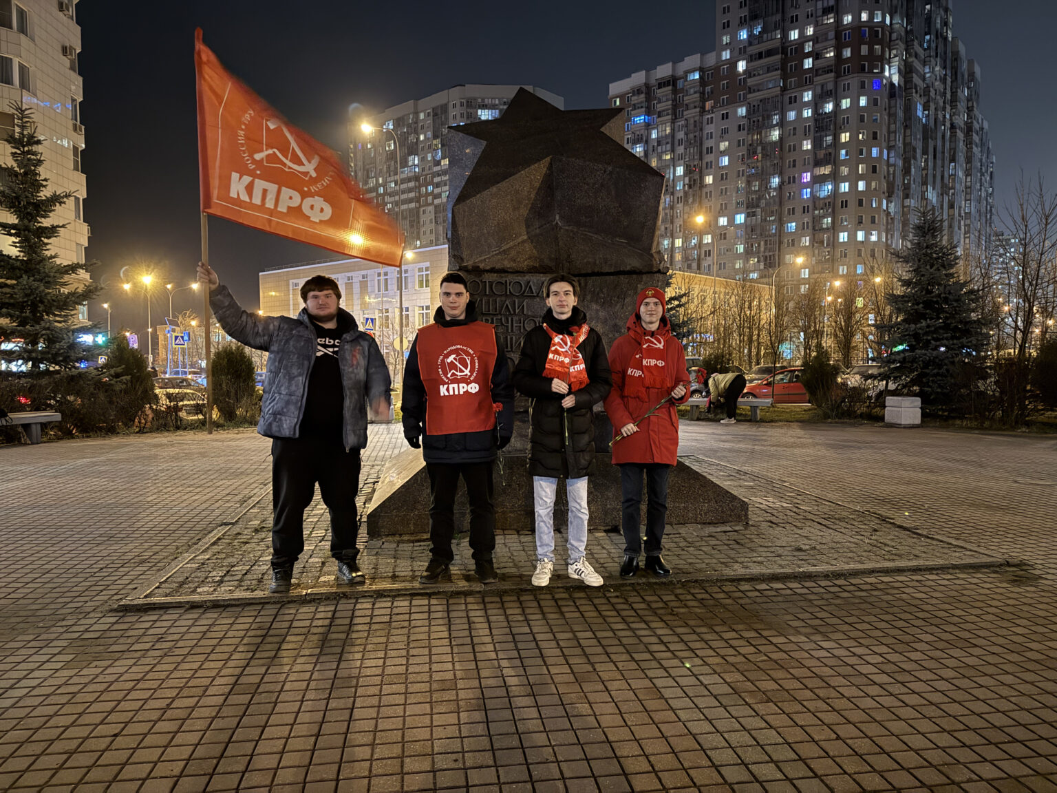 Алые гвоздики в память о героях: комсомольцы почтили защитников Москвы