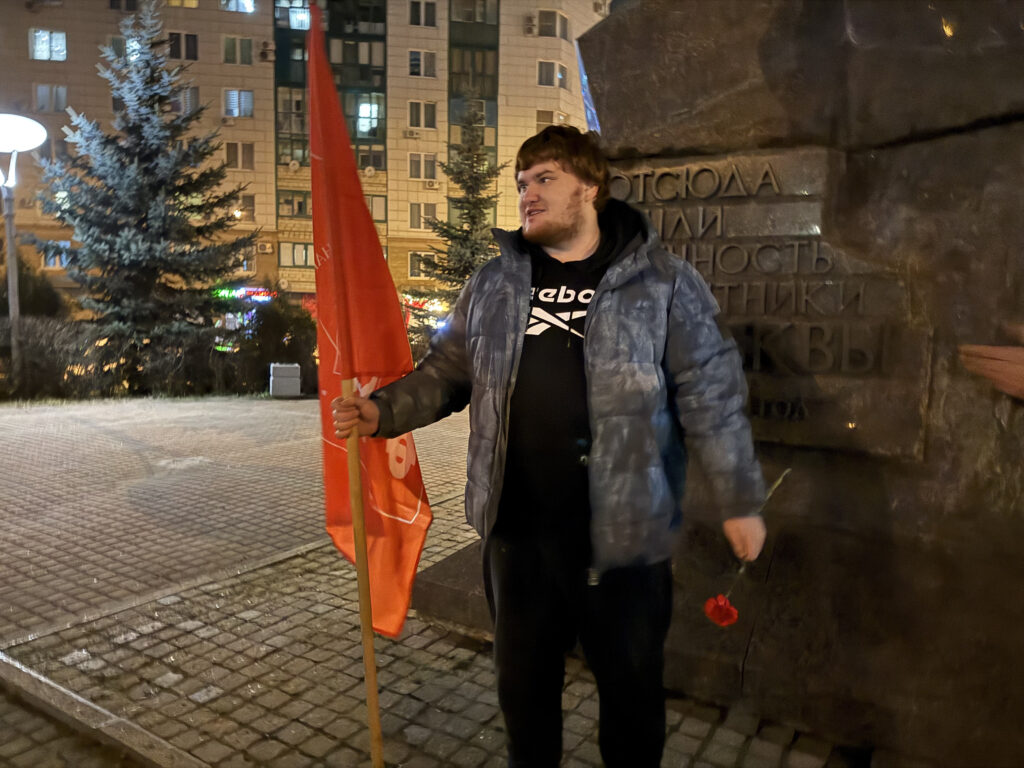 Алые гвоздики в память о героях: комсомольцы почтили защитников Москвы