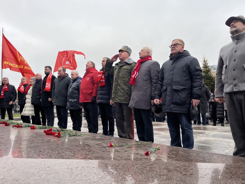 В День рождения И.В. Сталина коммунисты возложили цветы к могиле вождя
