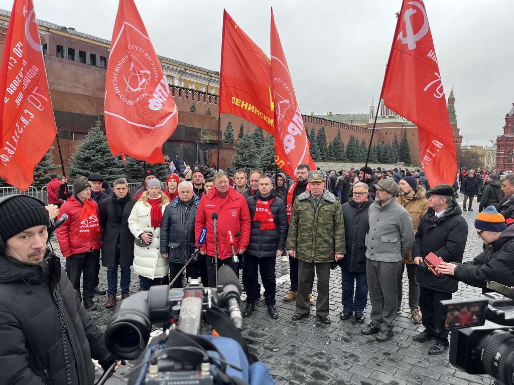 В День рождения И.В. Сталина коммунисты возложили цветы к могиле вождя