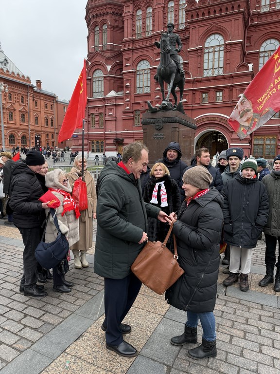 В День рождения И.В. Сталина коммунисты возложили цветы к могиле вождя